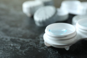 Contactlenzen voor de ogen in lenzenhouder