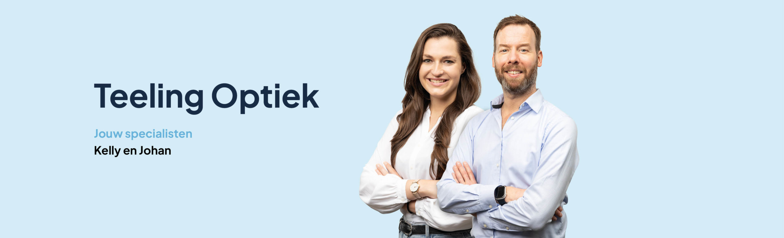 Twee optiekprofessionals, Kelly en Johan, staan glimlachend naast elkaar voor een lichtblauwe achtergrond met het logo “Teeling Optiek” en de tekst “Jouw specialisten"