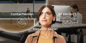 Promotieafbeelding met de tekst 'Contactlenzen of een bril? Kies voor beide!'. In het midden staat een vrouw met een bril, waarvan de linkerhelft van haar gezicht toont hoe ze een tenniswedstrijd speelt (symbool voor contactlenzen) en de rechterhelft toont haar zittend aan een bureau (symbool voor bril). Op de achtergrond zijn bijpassende scènes te zien van sport en kantoorwerk.